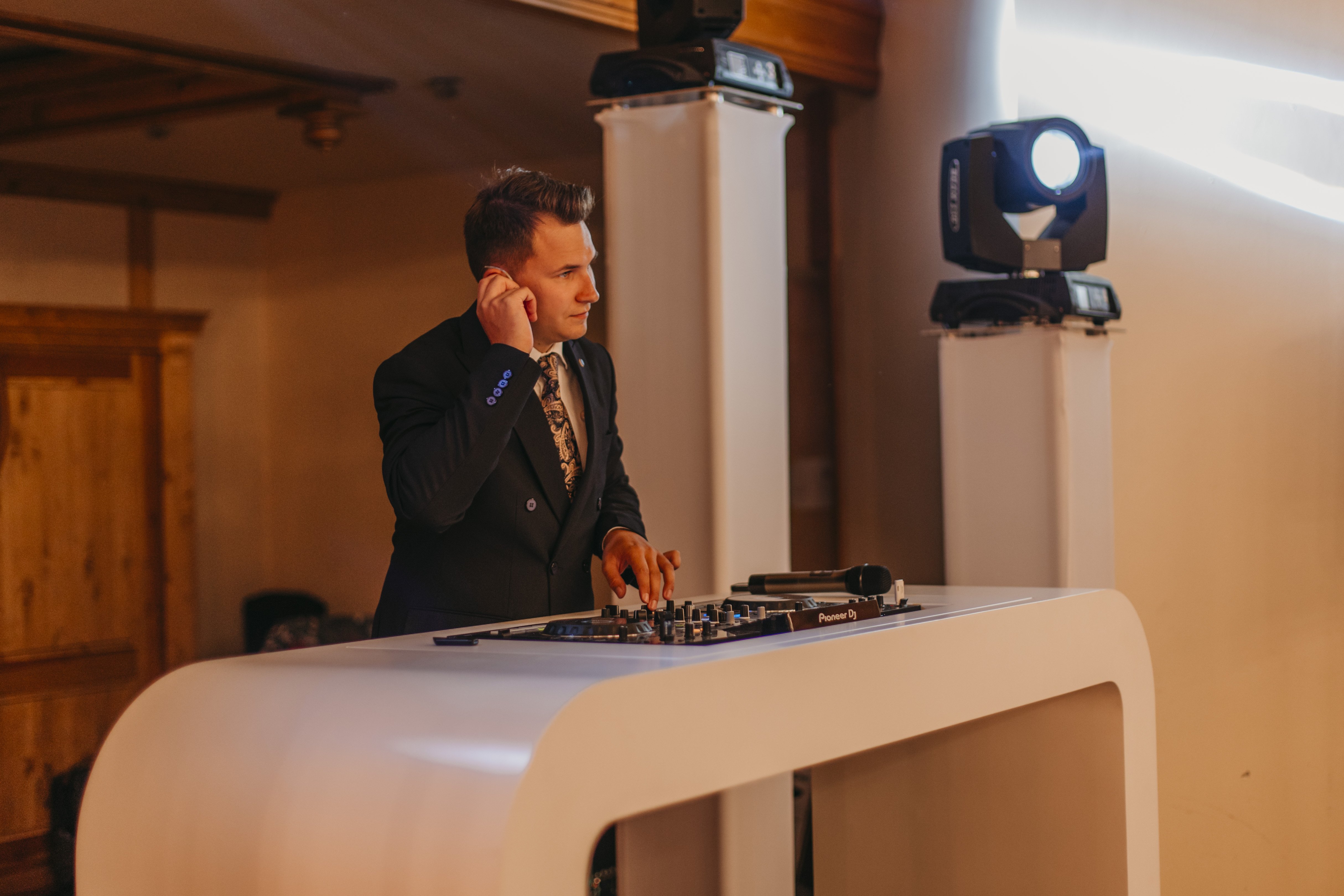 Wybór oprawy muzycznej na wesele: Zespół czy DJ? Plusy i minusy obu opcji